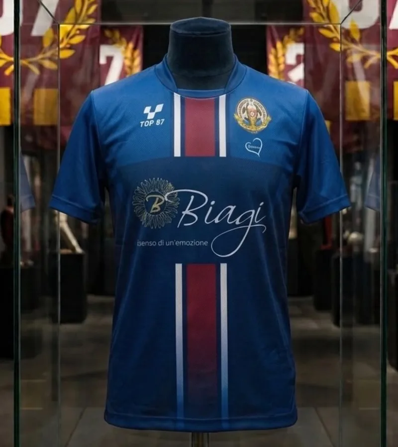 Maglia blu con una banda verticale granata e bianca e lo sponsor Biagi.