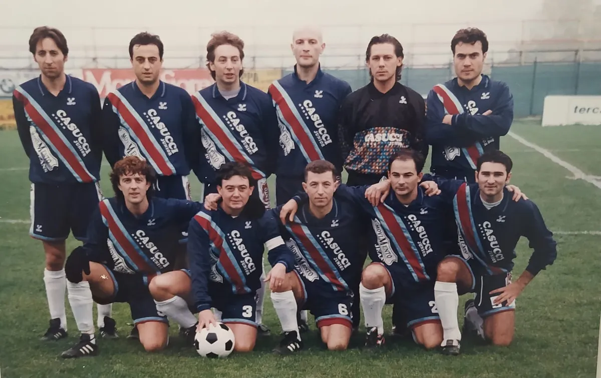 Foto di squadra: undici giocatori in maglia blu con banda rossa e bianca, sponsor Casucci.