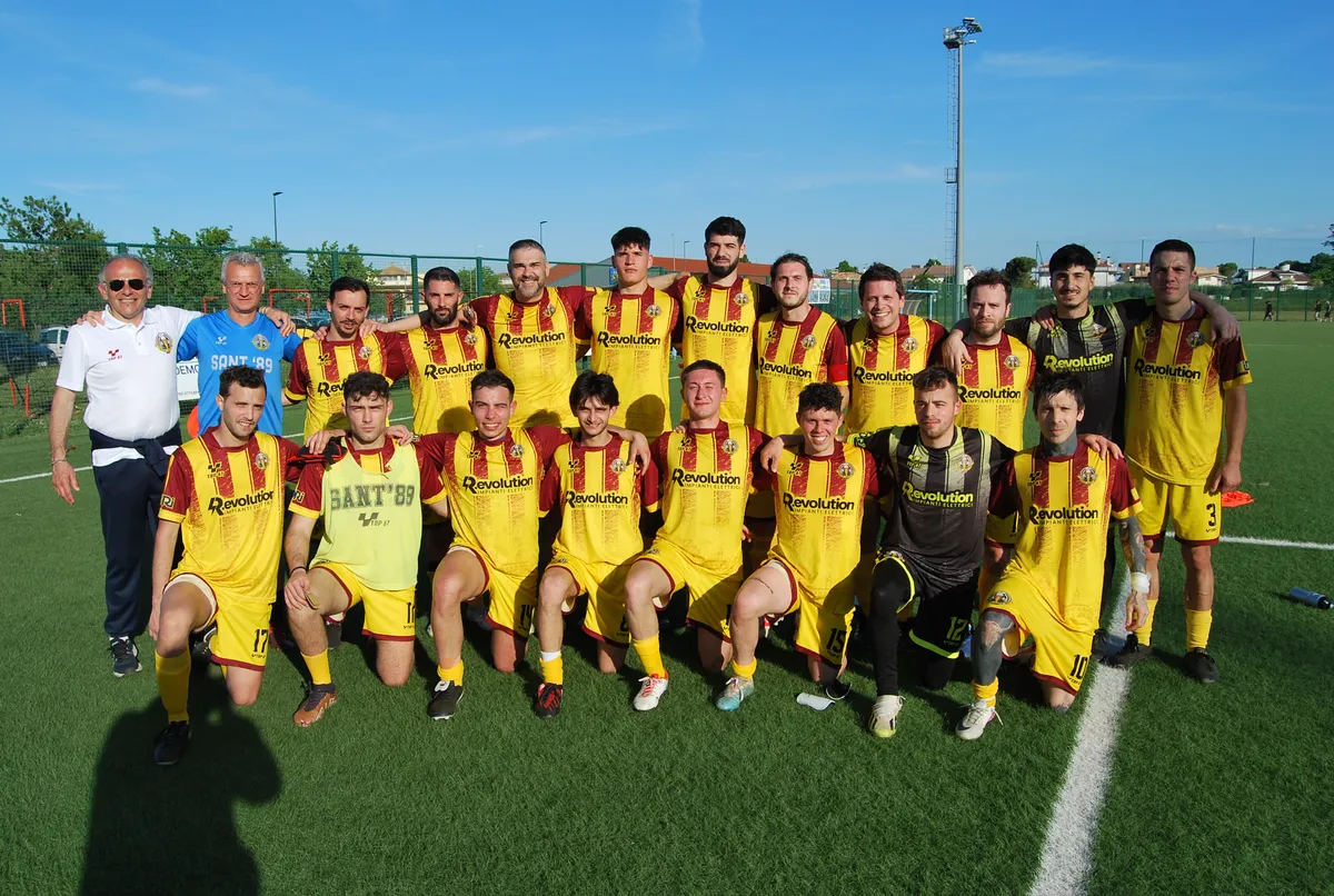Foto di squadra in maglia gialla e granata con due dirigenti.