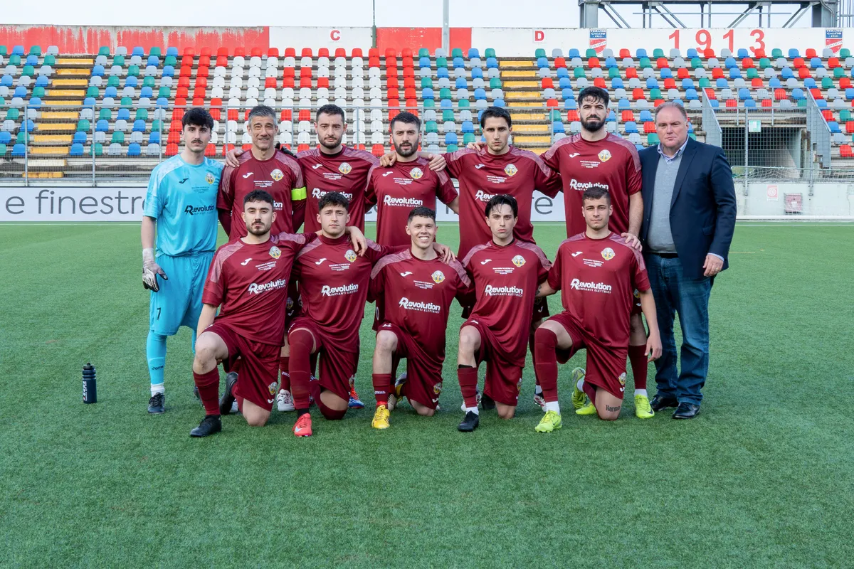 La formazione in maglia granata schierata allo stadio prima della finale.